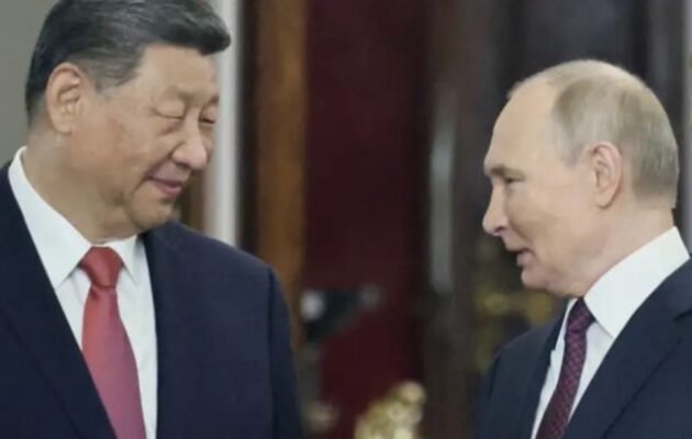 Γερμανικός Τύπος: Πούτιν και Σι Τζινπίνγκ μαζί στο μπαλκόνι – Η Κίνα στηρίζει επιδεικτικά τη Ρωσία