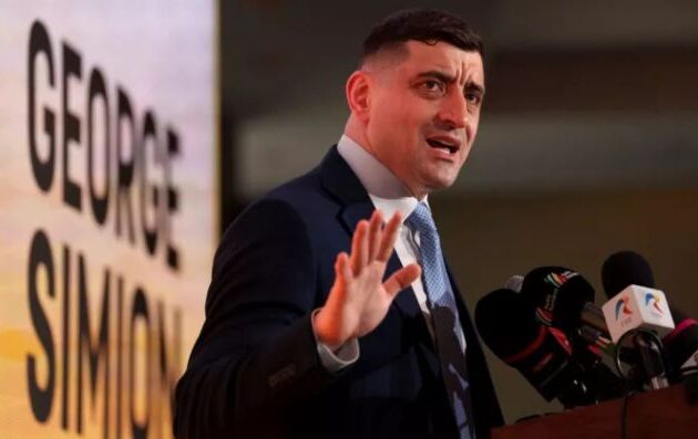 Η Ρουμανία φαίνεται να στρέφεται ακροδεξιά με τον Σιμιόν