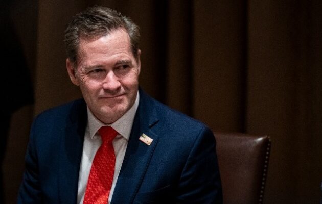 Ο Τραμπ εξαναγκάζει σε παραίτηση τον σύμβουλο εθνικής ασφάλειας του Λευκού Οίκου Μάικ Γουόλτς