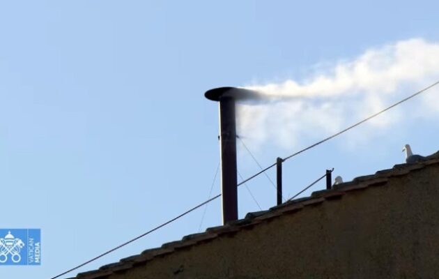 Βατικανό: Λευκός καπνός από την καπνοδόχο της Καπέλα Σιξτίνα – Habemus papam