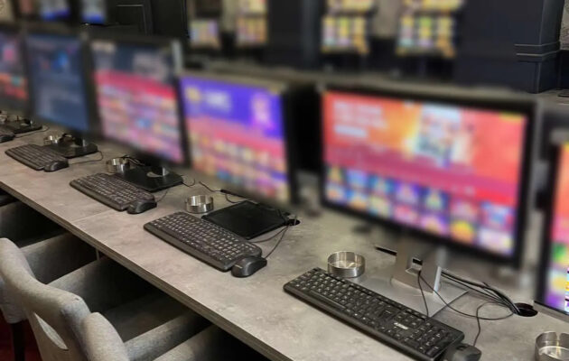 Έφοδος της ΕΛ.ΑΣ. σε κατάστημα με παράνομα «φρουτάκια» στον Πειραιά – Δύο συλλήψεις και κατάσχεση 34 ηλεκτρονικών υπολογιστών