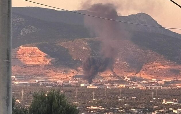 Φωτιά σε εργοστάσιο πλαστικών στα Μέγαρα: Μαύροι καπνοί πάνω από την Αττική και αναφορές για  εκρήξεις