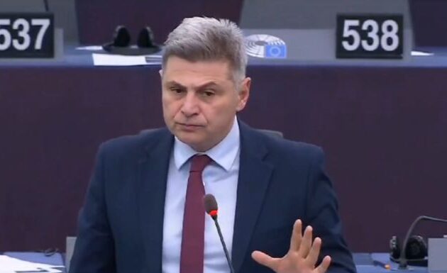 Ο Φαραντούρης ζητά από την ελληνική κυβέρνηση να στείλει στελέχη των ελληνικών Σωμάτων Ασφαλείας στη Δαμασκό – Κατεπείγουσα ερώτηση στην Κάλας για τη σφαγή στην εκκλησία