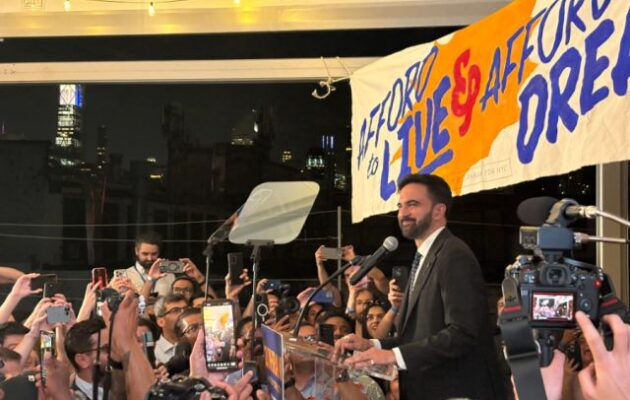 Ζόχραν Μαμντάνι: Μουσουλμάνος πρώην ράπερ το νέο πρόσωπο της Αριστεράς στις ΗΠΑ του Τραμπ διεκδικεί τη δημαρχία της Νέας Υόρκης