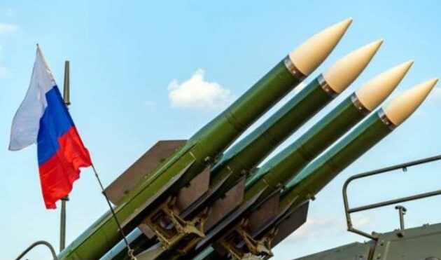 Νέο ρωσικό σφυροκόπημα στην Ουκρανία: «Αποδεχτείτε τους όρους για ειρήνη, αλλιώς θα χάσετε κι άλλα εδάφη»