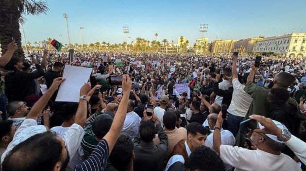 Λιβύη: Διαδηλωτές στην Τρίπολη απαιτούν να «πέσει» ο Ντμπεϊμπά – Ο στρατάρχης Χάφταρ «παρακολουθεί» από την Κυρηναϊκή