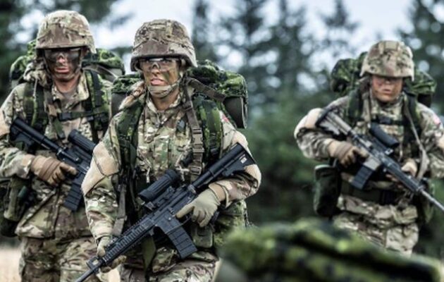 Δανία: Υποχρεωτική στρατιωτική θητεία και για τις γυναίκες από τα 18