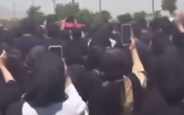 Ιράν: Οι παραστρατιωτικοί της Μπασίτζ δολοφόνησαν αμάχους που έκαναν πεζοπορία – Οι κηδείες εξελίχθηκαν σε διαδηλώσεις