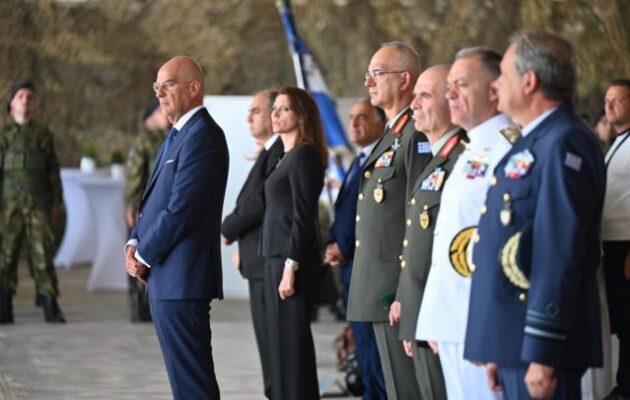 Έξι Ελλαδίτες πεσόντες στην Κύπρο επέστρεψαν στην Ελλάδα – Συγκλόνισε ο Δένδιας: «Οι τιμώμενοι νεκροί είναι όλοι έφεδροι (…) Η Άμυνα της Πατρίδας εδώ και χιλιάδες χρόνια εδράζεται στον στρατό των πολιτών»