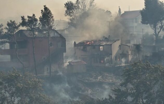 Μεγάλη φωτιά στην Αττική – Καίγονται σπίτια (βίντεο)