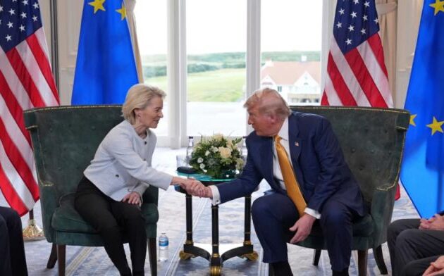 Συμφωνία ΕΕ-ΗΠΑ για δασμούς 15% στα ευρωπαϊκά προϊόντα και αγορές όπλων και ενέργειας