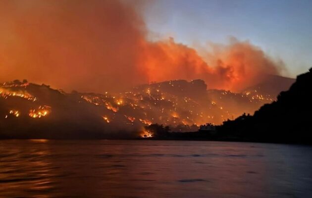 Πύρινη κόλαση στο Λασίθι – Καίγονται σπίτια και απειλούνται  ξενοδοχεία