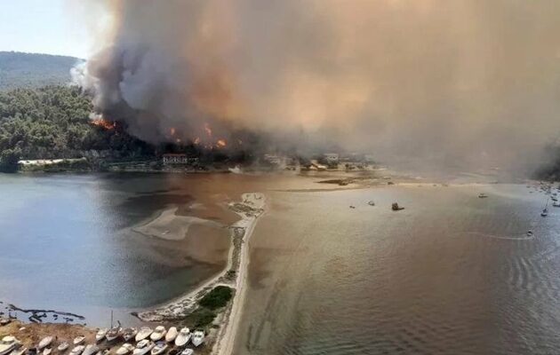 Χαλκιδική: Μεγάλη φωτιά στη Βουρβουρού – Ήχησε 112 – Εκκενώθηκαν παιδικές κατασκηνώσεις και κάμπινγκ