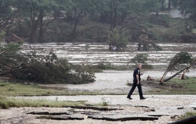 Εικόνες αποκάλυψης στο Τέξας: Τουλάχιστον 70 νεκροί – Βρίσκουν πτώματα παντού (βίντεο)