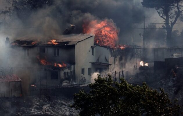 Καίγεται η Ελλάδα: Μάχη με τις φωτιές σε Αττική, Εύβοια, Κύθηρα, Μεσσηνία και Κρήτη
