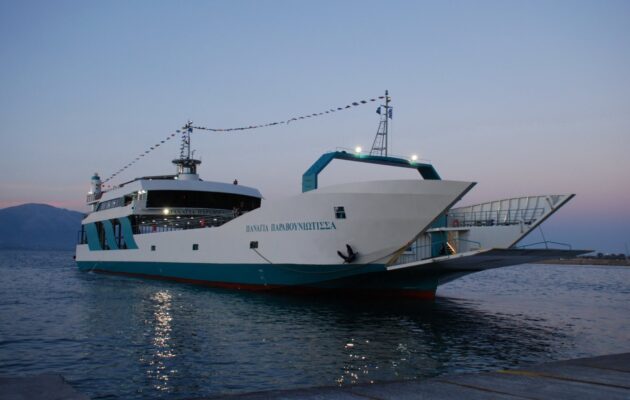 Φέρι μποτ προσάραξε σε ξέρα στα Νέα Στύρα Ευβοίας – Απομακρύνθηκαν οι επιβαίνοντες με βάρκες