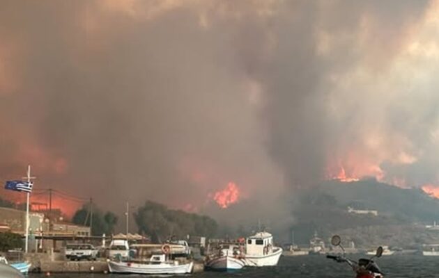 Χίος: Εγκλωβίστηκαν πολίτες σε παραλίες από τη φωτιά