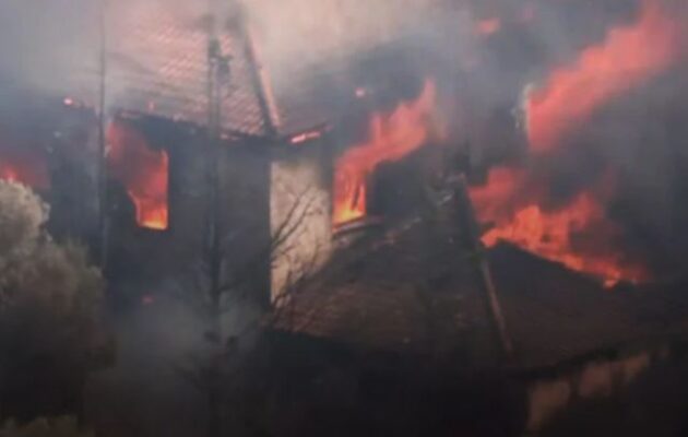 Κερατέα: Ένας νεκρός από την φωτιά – Καίγονται σπίτια