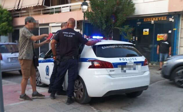 Ασκεπείς αστυνομικοί «έγραψαν» Δεκαπενταύγουστο πολίτη επειδή σταμάτησε για να επιβιβάσει τη 92χρονη μητέρα του