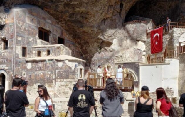 Παναγία Σουμελά: Το τουρκικό κόμπλεξ της γιγάντιας τουρκικής σημαίας