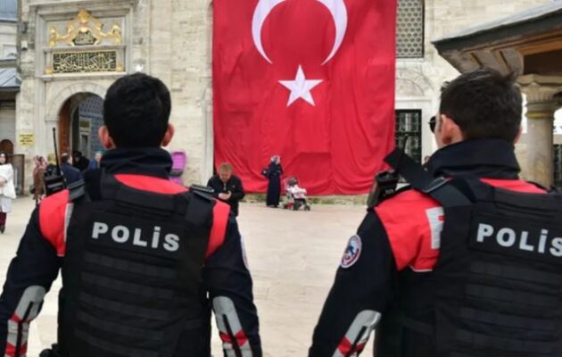 Τουρκία: Μαζικές συλλήψεις σε δήμους της αντιπολίτευσης – Κατηγορίες για πολιτικά κίνητρα