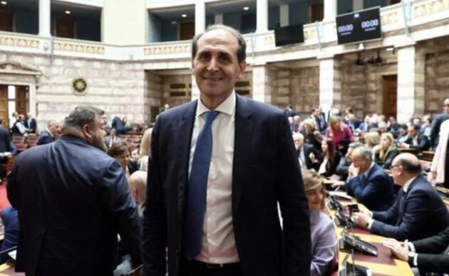 Πέθανε ο Απόστολος Βεσυρόπουλος μετά από ανακοπή καρδιάς στη Χαλκιδική