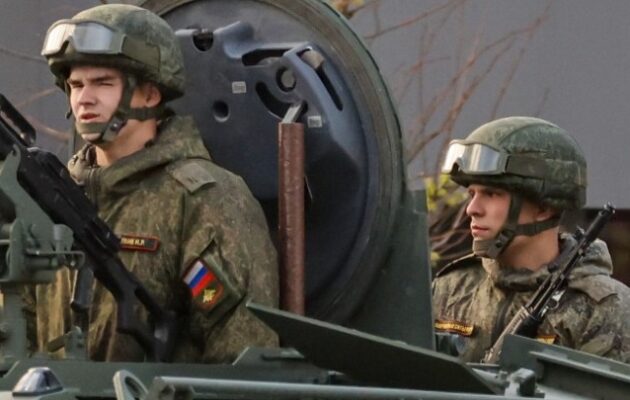 Ουκρανία: Απομακρύνονται πολίτες από τις περιοχές  όπου προωθούνται οι ρωσικές δυνάμεις