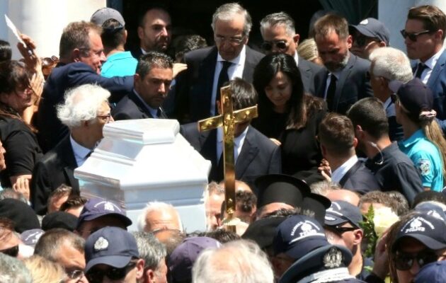 Πλήθος κόσμου στο τελευταίο «αντίο» στη Λένα Σαμαρά – Ο αποχαιρετσιμός του Αντώνη Σαμαρά