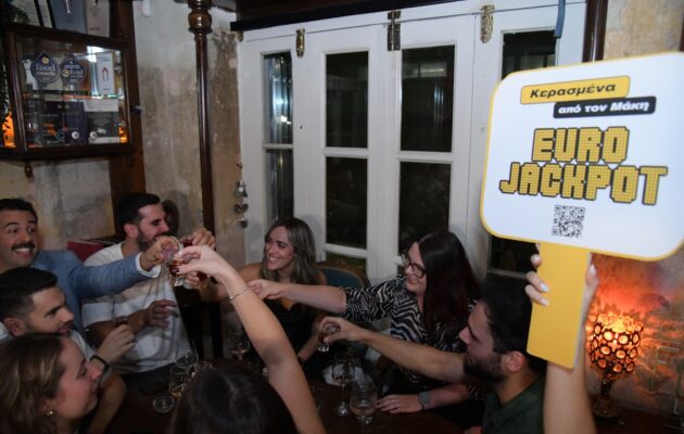 Μάκης κερνάει όλοι πίνουν – Άφωνοι οι θαμώνες σε τρία μαγαζιά της Αθήνας από την ξαφνική εμφάνιση και τα κεράσματα του Μάκη