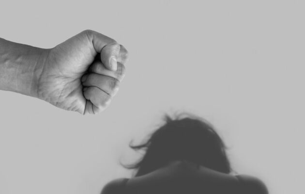 Φθιώτιδα: Έδειρε την σύντροφό του και την άφησε γυμνή μέσα στην εθνική οδό