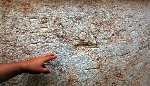 Στην Αλβανία οι εθνικιστές αποκρύπτουν ελληνικές επιγραφές σε αρχαιολογικές ανασκαφές