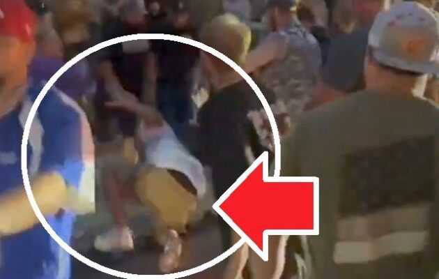 Βίαιη σύγκρουση σε αγρυπνία τιμής στον Τσάρλι Κερκ: Περαστικός έβρισε τον νεκρό ακτιβιστή και δέχτηκε ξυλοδαρμό