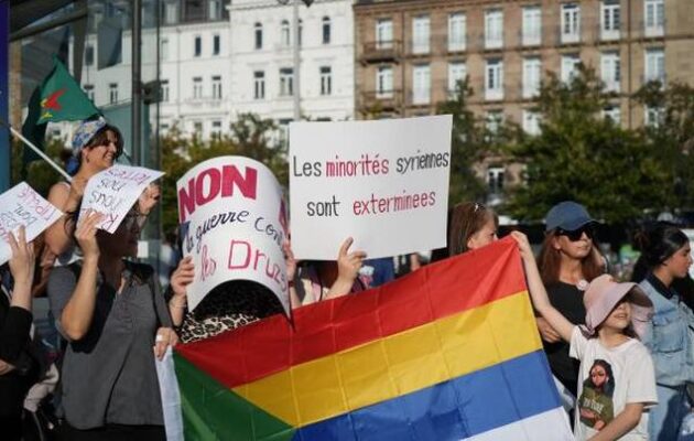 Διαμαρτυρία των Δρούζων κατά της HTS στο Στρασβούργο: «Δολοφόνε Γκολάνι»