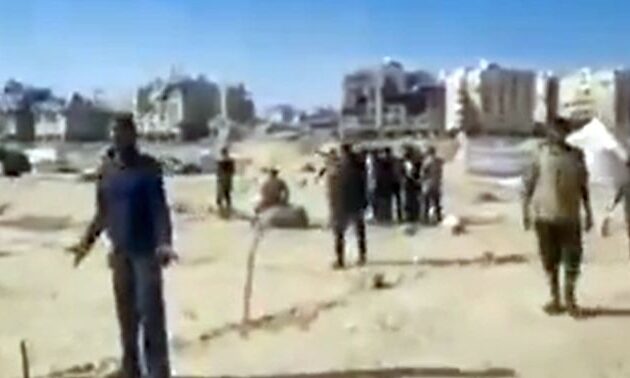 Οι Γαζαίοι απελπισμένοι να φύγουν – Αλλά η Χαμάς δεν τους αφήνει