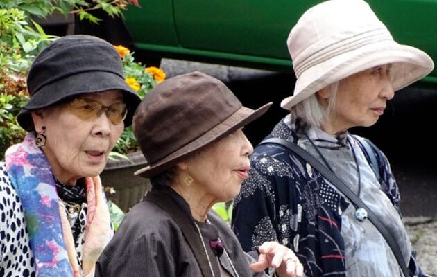 Η Ιαπωνία έχει σχεδόν 100.000 αιωνόβιους και παράλληλα υπογεννητικότητα