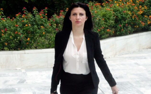 Νίνα Κασιμάτη: «Φρονώ ότι κάποιος πριν να σώσει τον κόσμο, πρέπει να σώζει τη χώρα του και τον λαό του»