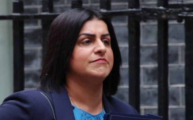 Βρετανία: Η Υπ. Εσωτ. Σαμπάνα Μάχμουντ ανησυχεί για την κλιμάκωση της ακροδεξιάς ρητορικής