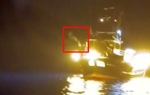 Οι Τούρκοι ψαράδες αλωνίζουν στο Αιγαίο πυροβολώντας κι ο εκτός πραγματικότητας Μητσοτάκης ορίζει «θαλάσσια πάρκα» για να ανήκει το Αιγαίο στα… ψάρια του