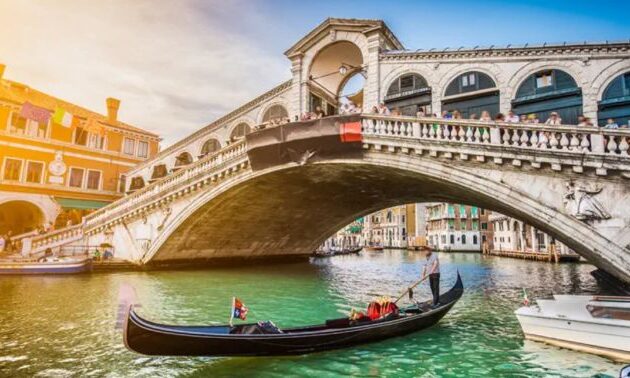 Μετανάστες επιτέθηκαν σε Εβραίους τουρίστες