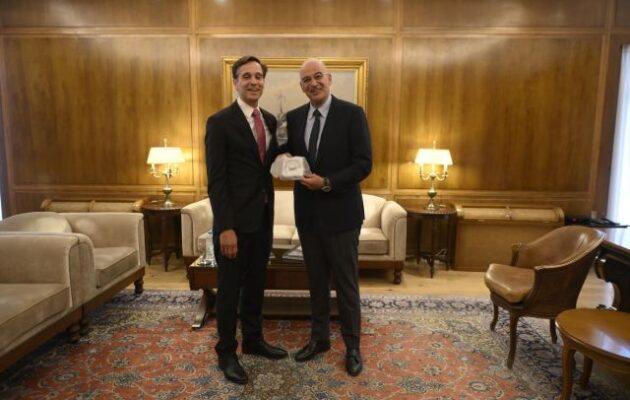 Ο Νίκος Δένδιας συναντήθηκε τον Αμερικανό Επιτετραμμένο Τζόσουα Χακ: «Ανταλλάξαμε απόψεις για τις περιφερειακές και διεθνείς προκλήσεις ασφαλείας»