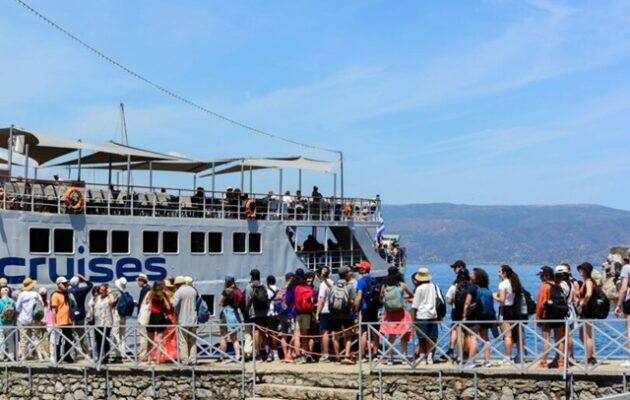 Τέλος εισόδου για τουρίστες ζητούν 34 νησιά του Νοτίου Αιγαίου – Αντιδρούν στον υπερτουρισμό