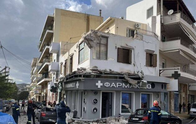 Λαύριο: Κατάρρευση μπαλκονιoύ – Τραυματίστηκε μια γυναίκα, ισοπεδώθηκαν αυτοκίνητα