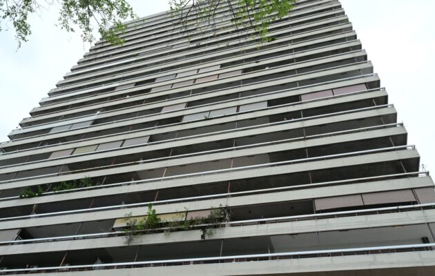 Βουτιά θανάτου 44χρονου από τον Πύργο Απόλλων – Το μοιραίο τηλεφώνημα πριν την πτώση