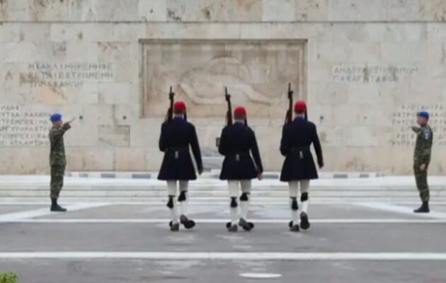 Αφού ο Μητσοτάκης αποπειράθηκε τόση ψηφοθηρία με το Μνημείο του Αγνώστου Στρατιώτη τώρα ο Χρυσοχοΐδης «μαζεύει» την Αστυνομία