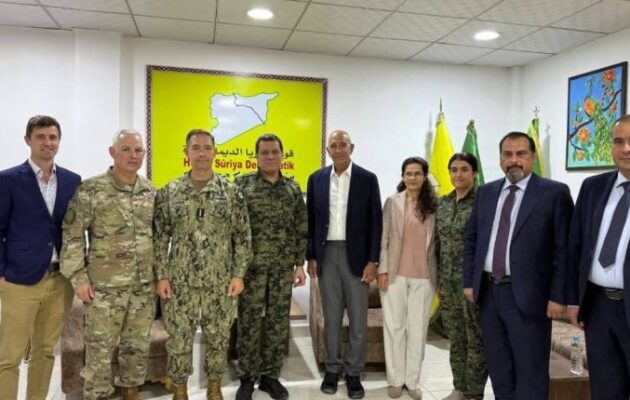 Συρία: Ο Τόμας Μπάρακ (ΗΠΑ) συναντήθηκε με τον Μαζλούμ Άμπντι (SDF) σε έδαφος της AANES