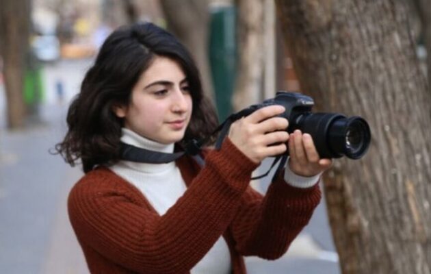 Τουρκία: Η Κούρδισσα δημοσιογράφος Οζνούρ Ντεγέρ καταδικάστηκε σε φυλάκιση άνω των τριών ετών