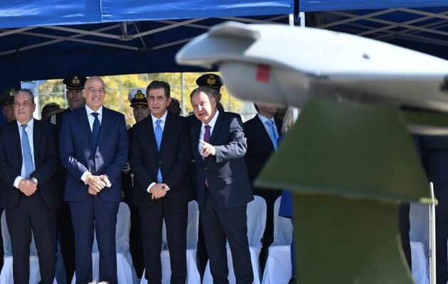 Ευτυχής και υπερήφανος ο Νίκος Δένδιας – Δείτε τα ελληνικά ντρόουν που παρέλασαν