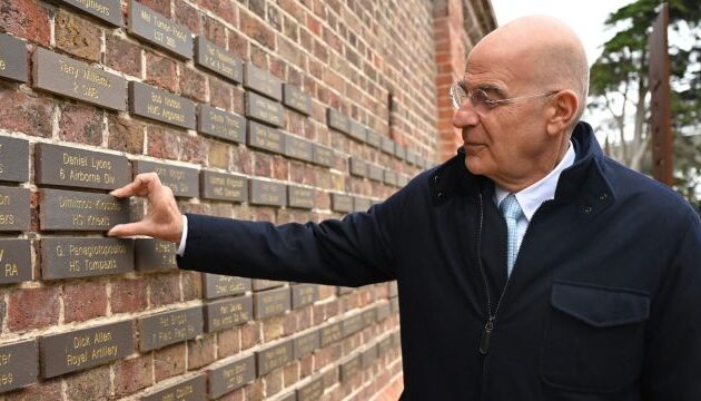 Ο Νίκος Δένδιας στο Πόρτσμουθ τοποθέτησε τιμητική πλακέτα αφιερωμένη στο πλήρωμα της ελληνικής Κορβέτας «ΚΡΙΕΖΗΣ»