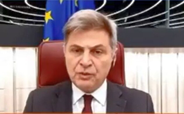 Ο Φαραντούρης στρίμωξε τον Μητσοτάκη: «Δηλαδή ο Αρχιεπίσκοπος Ιερώνυμος που επισκέφθηκε τον χώρο για τον οποίο σήμερα η κυβέρνηση νομοθετεί, έδειξε ασέβεια;»