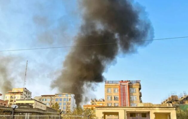 Εύθραυστη εκεχειρία Αφγανιστάν-Πακιστάν: Η «ταπεινωτική» πανηγυρική επίδειξη των Ταλιμπάν